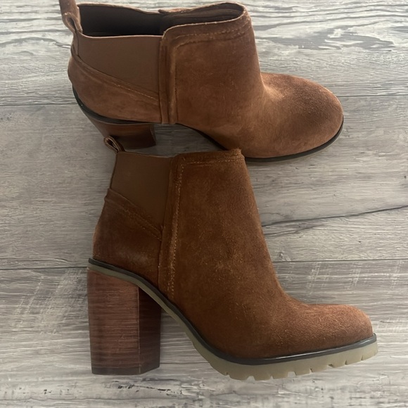 Crevo Suede Ankle Booties Size 6, 3 1/2 Inch Block Heel. - Picture 4 of 6